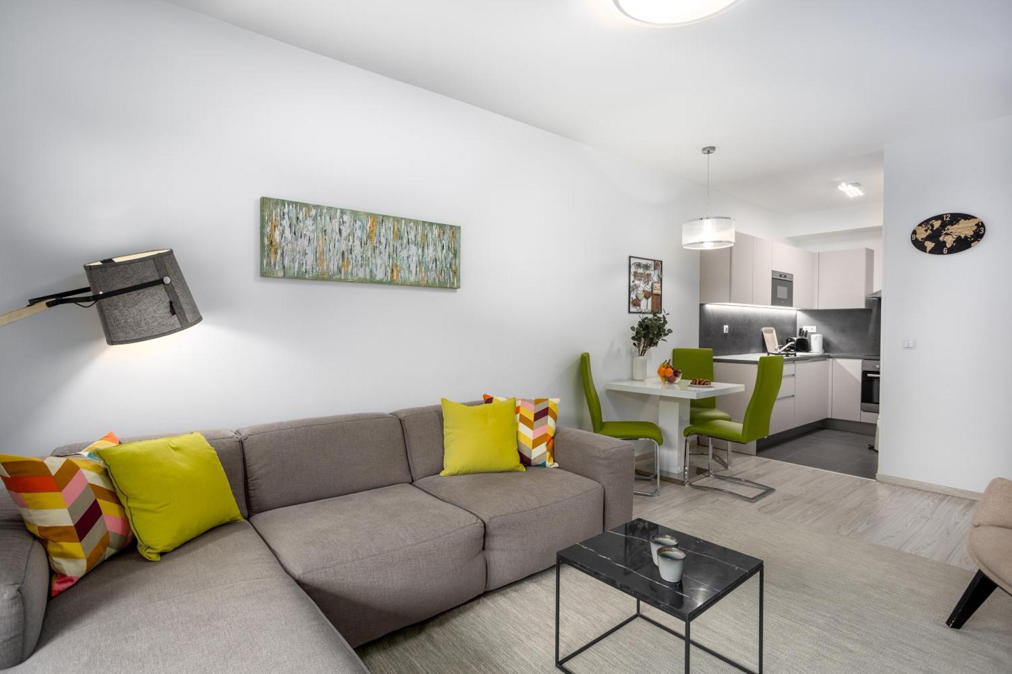 Atrium Residences With Balcony And Ac Apartamento