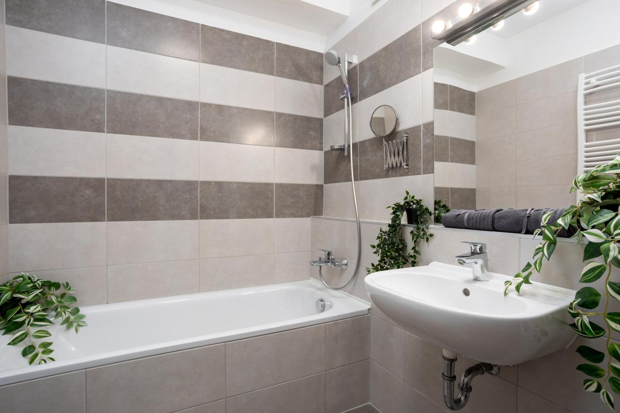 Atrium Residences With Balcony And Ac Apartamento Budapest