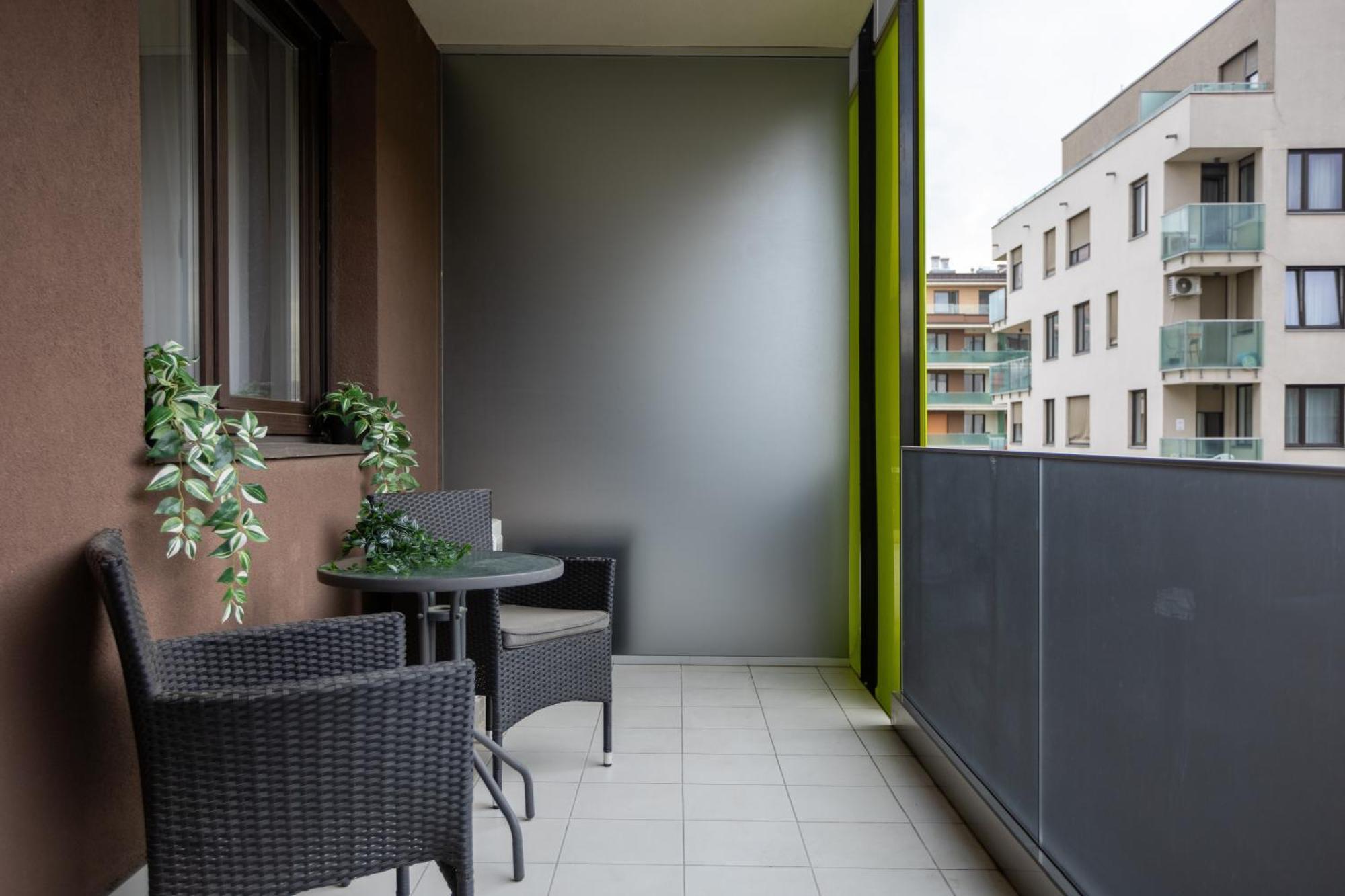 Atrium Residences With Balcony And Ac Apartamento