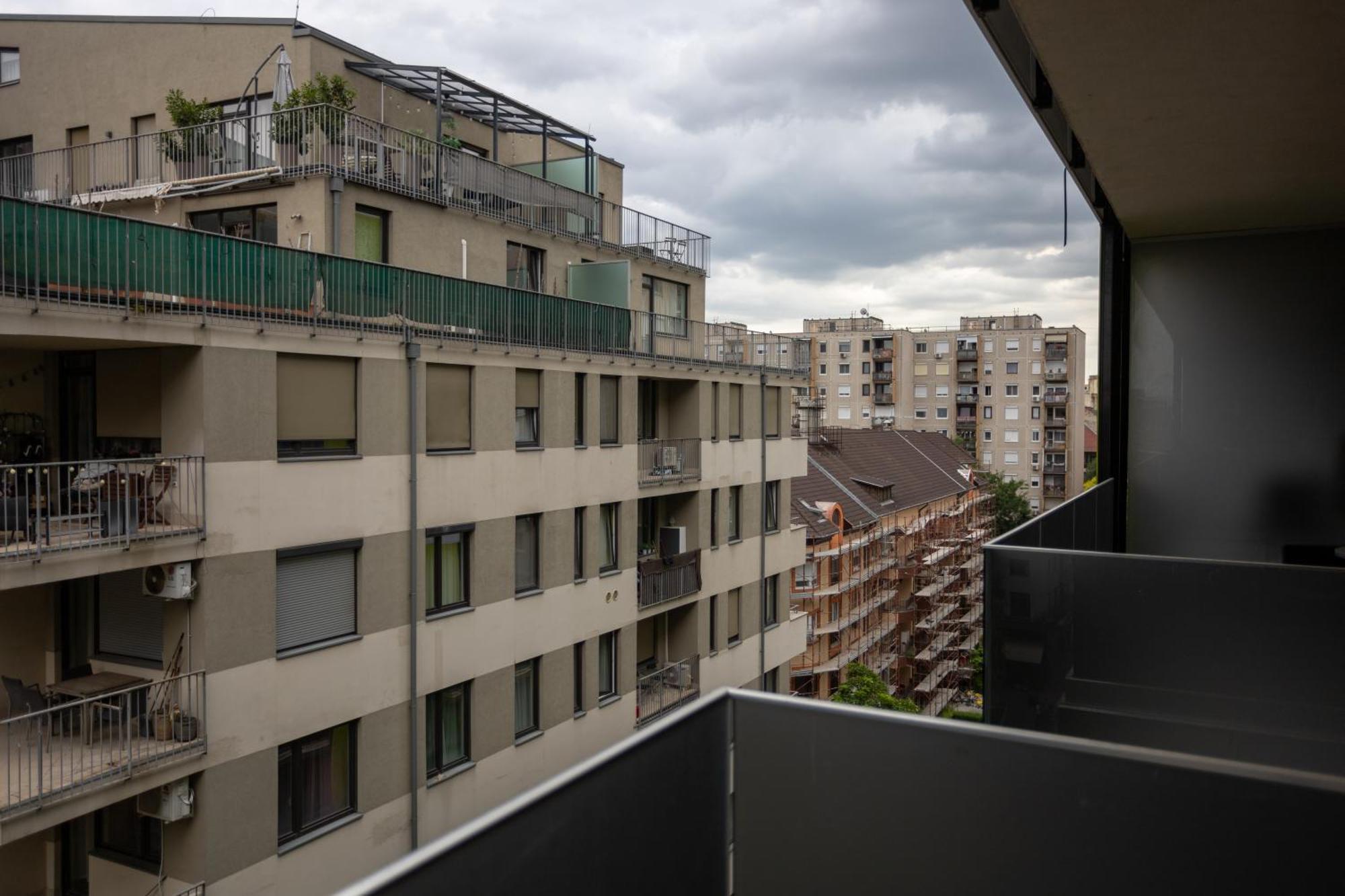 Atrium Residences With Balcony And Ac *
