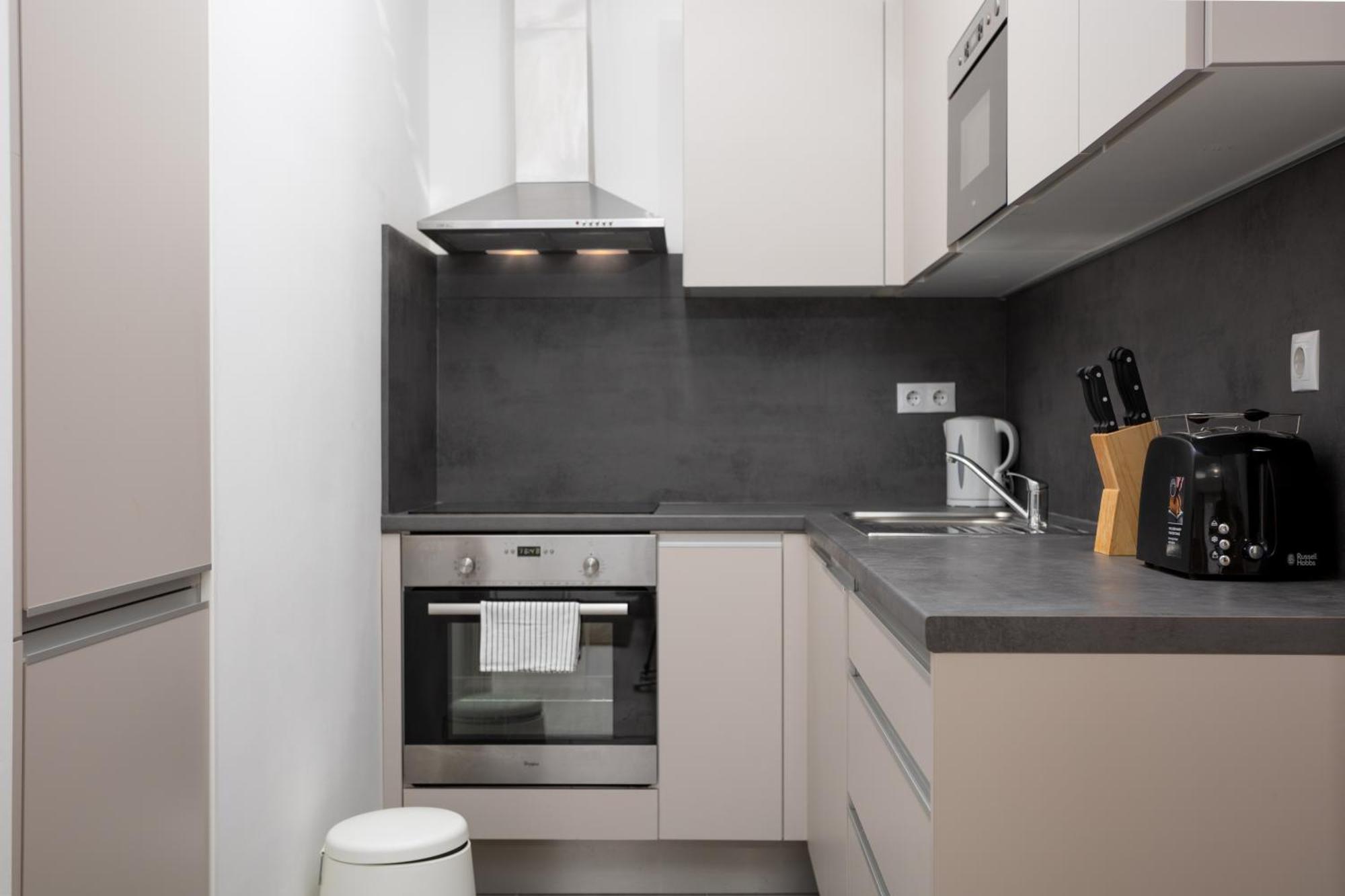 Atrium Residences With Balcony And Ac Apartamento Budapest