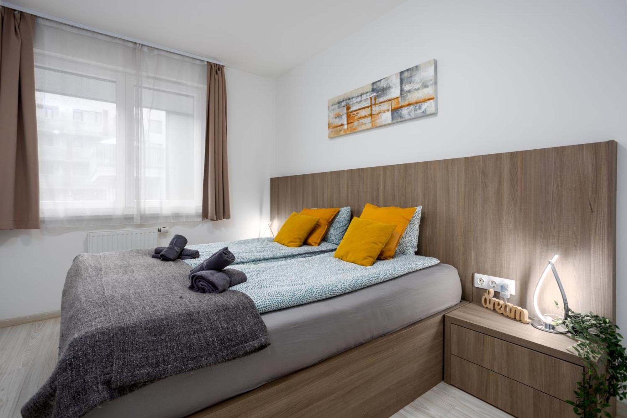 Atrium Residences With Balcony And Ac Budapest