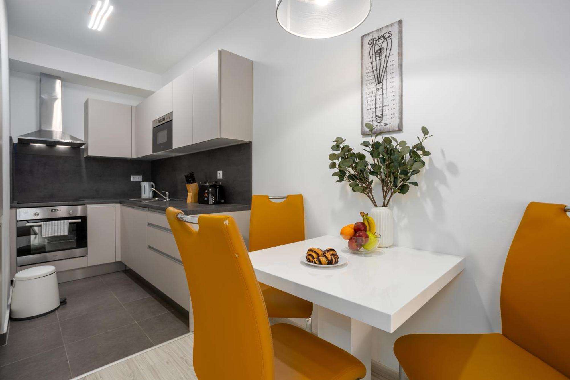 Atrium Residences With Balcony And Ac Lejlighed